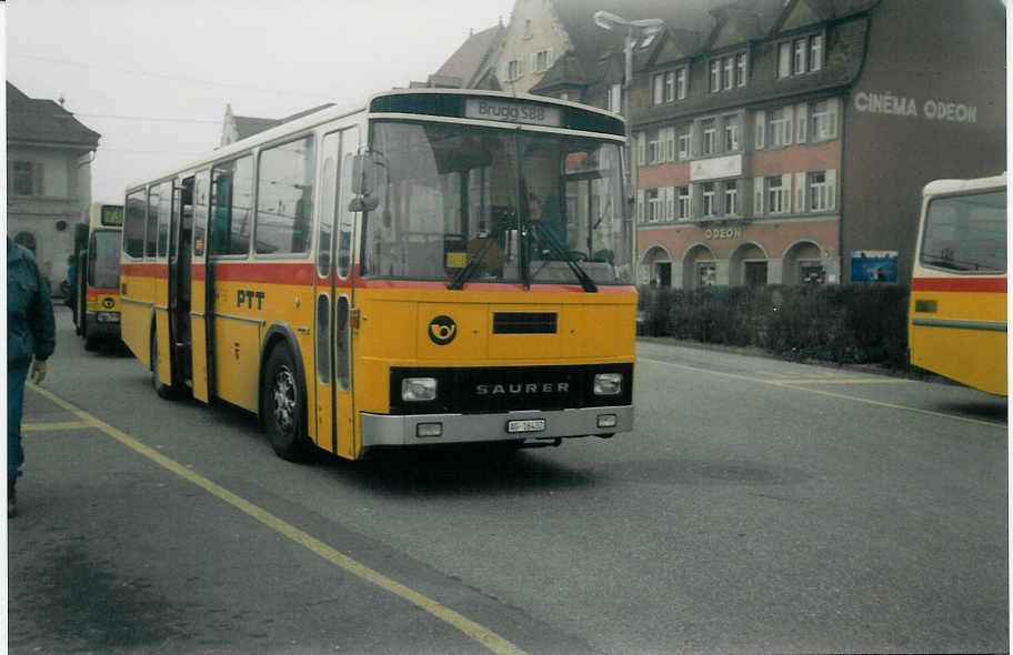 (021'616) - Voegtlin-Meyer, Brugg - Nr. 11/AG 16'432 - Saurer/Tscher am 7. Februar 1998 beim Bahnhof Brugg