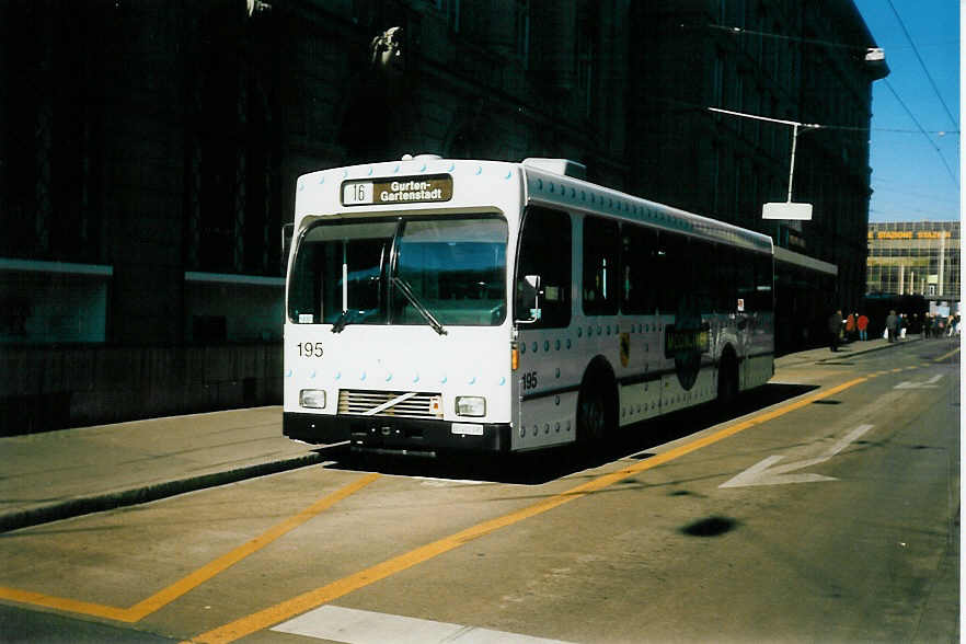 (021'711) - SVB Bern - Nr. 195/BE 451'195 - Volvo/Gangloff am 19. Februar 1998 beim Bahnhof Bern