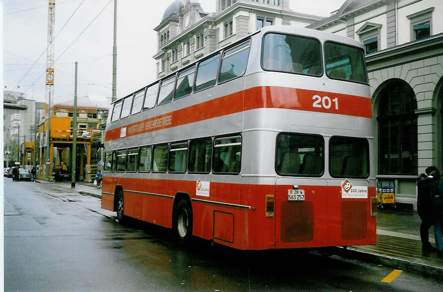 (022'528) - WV Winterthur - Nr. 201/ZH 563'257 - Bssing (ex Amt fr Luftverkehr, Zrich Nr. 47; ex Swissair, Zrich Nr. 23) am 18. April 1998 beim Hauptbahnhof Winterthur