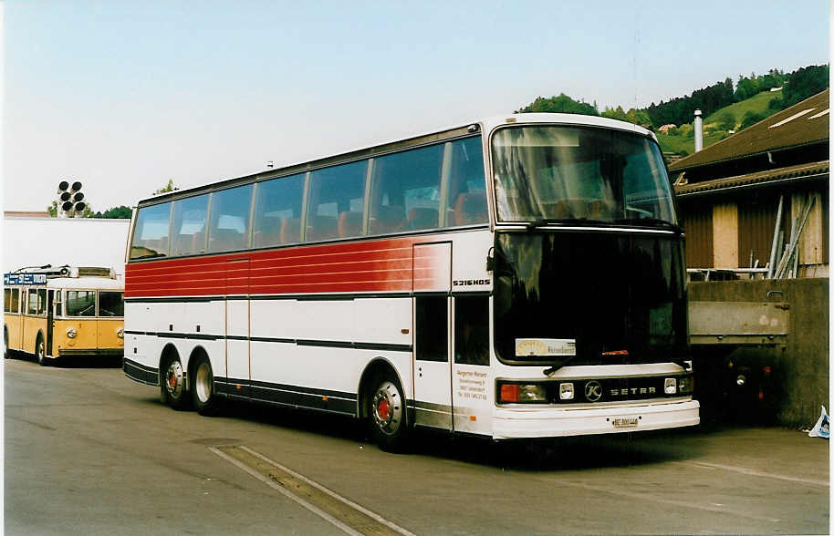 (022'718) - Aegerter, Uetendorf - BE 300'440 - Setra am 18. Mai 1998 in Thun, Garage STI