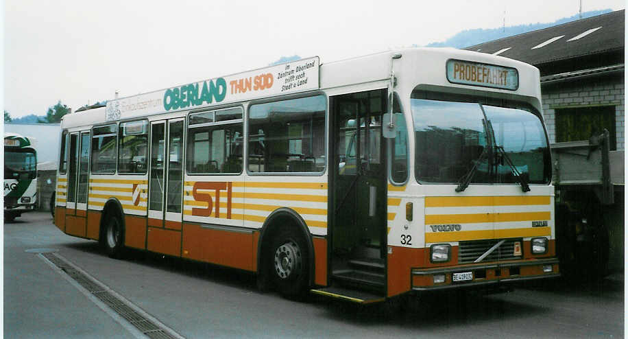 (022'916) - STI Thun - Nr. 32/BE 419'032 - Volvo/R&J (ex SAT Thun Nr. 32) am 22. Mai 1998 in Thun, Garage