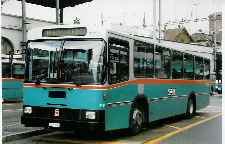 (023'904) - GFM Fribourg - Nr. 74/FR 379 - Volvo/R&J am 7. Juli 1998 beim Bahnhof Fribourg