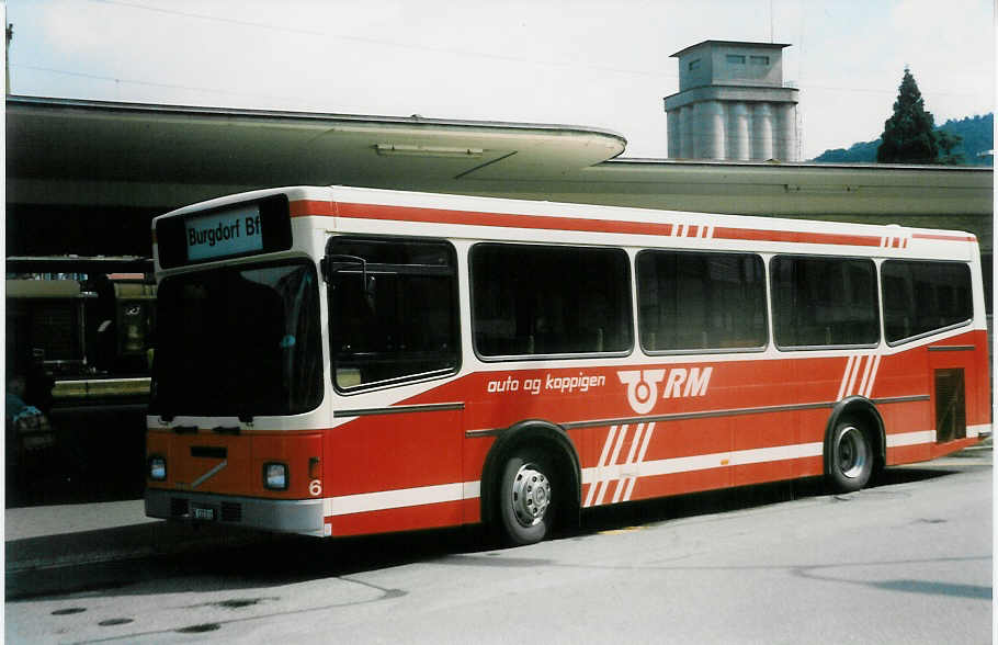 (024'013) - AAGK Koppigen - Nr. 6/BE 122'011 - Volvo/Lauber am 10. Juli 1998 beim Bahnhof Burgdorf