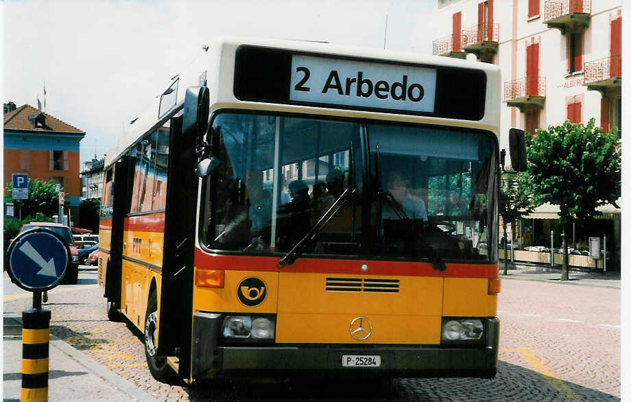 (024'130) - PTT-Regie - P 25'284 - Mercedes am 13. Juli 1998 beim Bahnhof Bellinzona