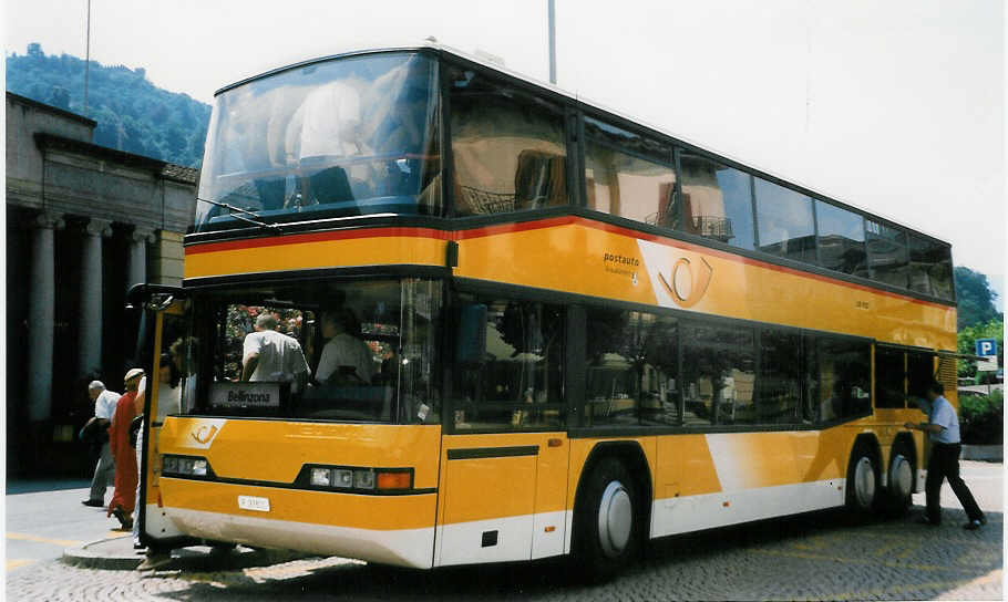 (024'134) - PTT-Regie - P 27'811 - Neoplan am 13. Juli 1998 beim Bahnhof Bellinzona