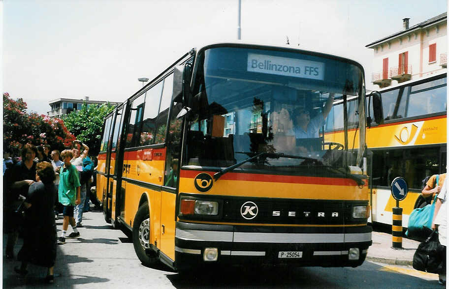 (024'135) - PTT-Regie - P 25'054 - Setra am 13. Juli 1998 beim Bahnhof Bellinzona