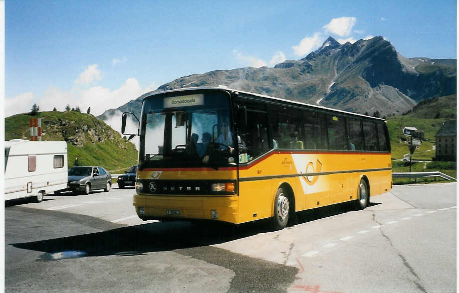 (024'511) - PTT-Regie - P 25'064 - Setra am 14. Juli 1998 auf dem Simplonpass