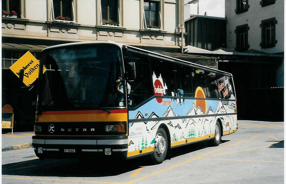 (024'514) - PTT-Regie - P 25'040 - Setra am 14. Juli 1998 beim Bahnhof Brig