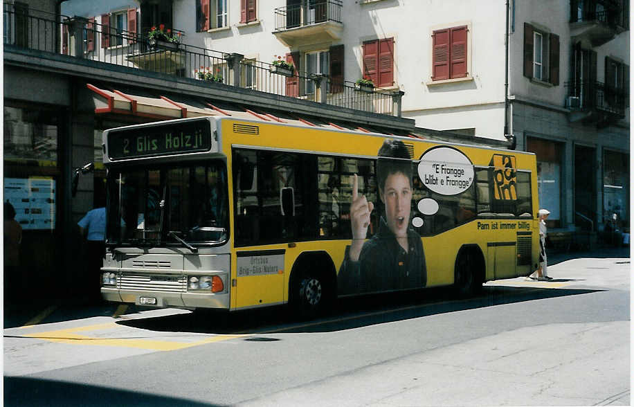 (024'522) - PTT-Regie - P 23'027 - Neoplan (ex Zerzuben, Visp-Eyholz Nr. 53) am 14. Juli 1998 beim Bahnhof Brig