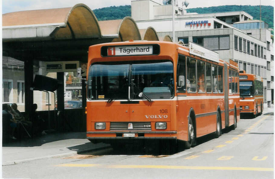 (024'616) - RVBW Wettingen - Nr. 108/AG 18'865 - Volvo/R&J am 15. Juli 1998 beim Bahnhof Baden