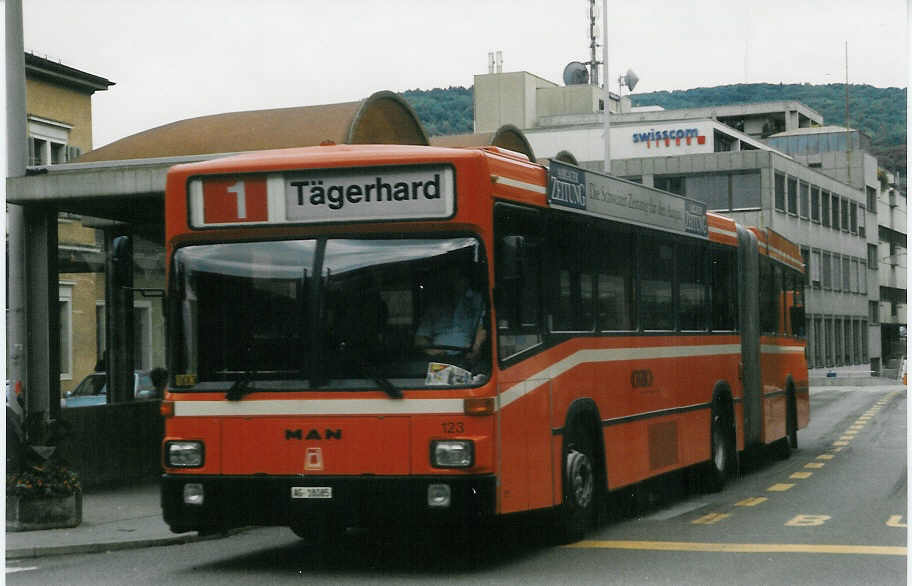 (024'630) - RVBW Wettingen - Nr. 123/AG 18'085 - MAN/R&J am 15. Juli 1998 beim Bahnhof Baden