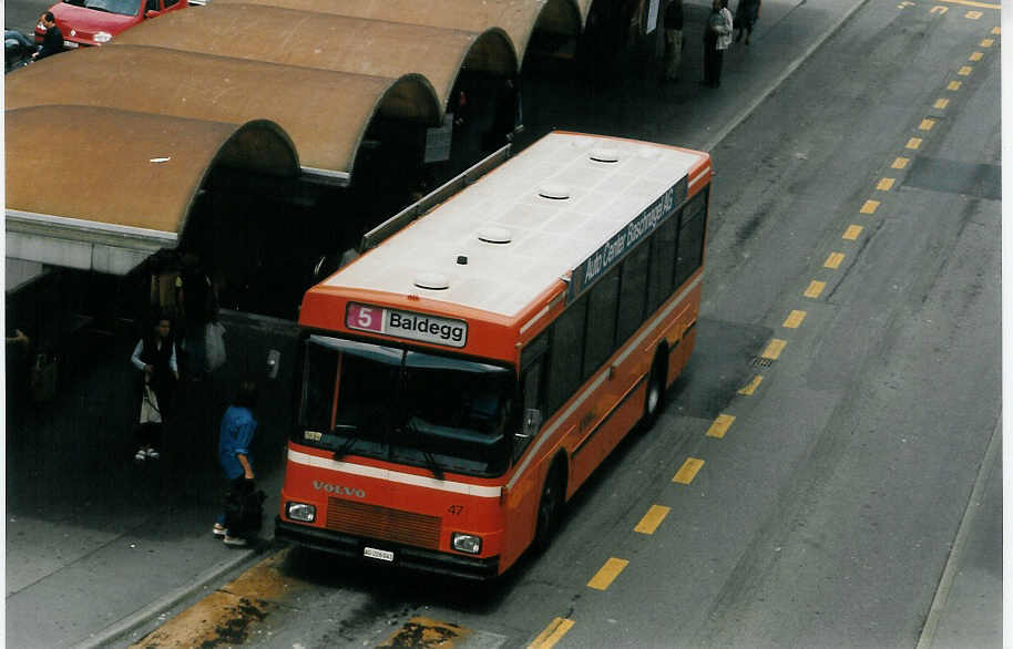 (024'634) - RVBW Wettingen - Nr. 47/AG 226'041 - Volvo/Hess am 15. Juli 1998 beim Bahnhof Baden