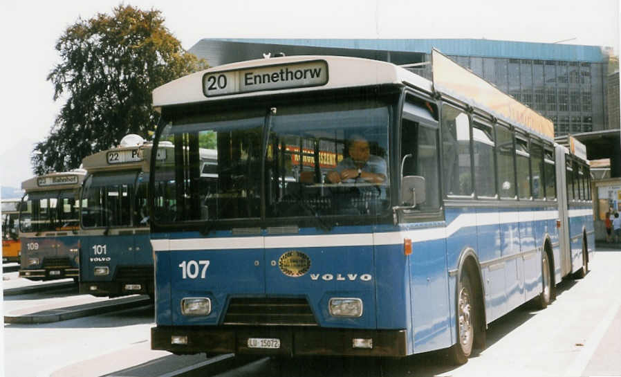 (024'913) - VBL Luzern - Nr. 107/LU 15'072 - Volvo/Hess am 20. Juli 1998 beim Bahnhof Luzern