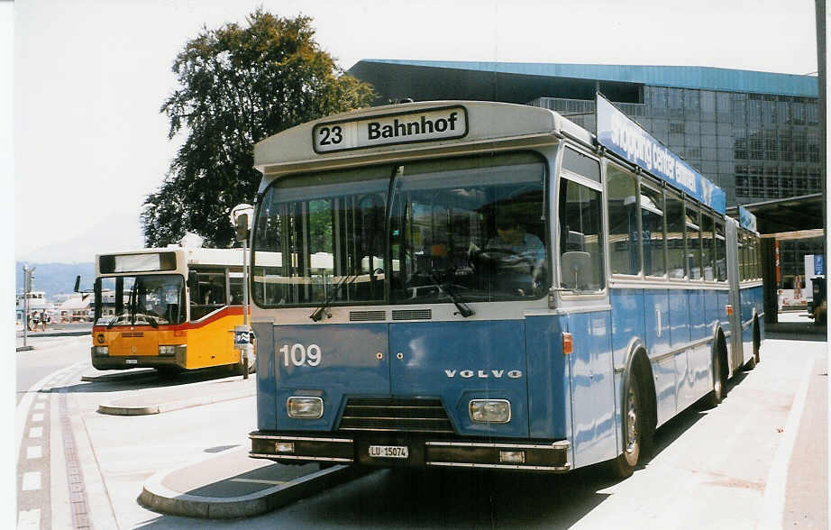 (024'915) - VBL Luzern - Nr. 109/LU 15'074 - Volvo/Hess am 20. Juli 1998 beim Bahnhof Luzern