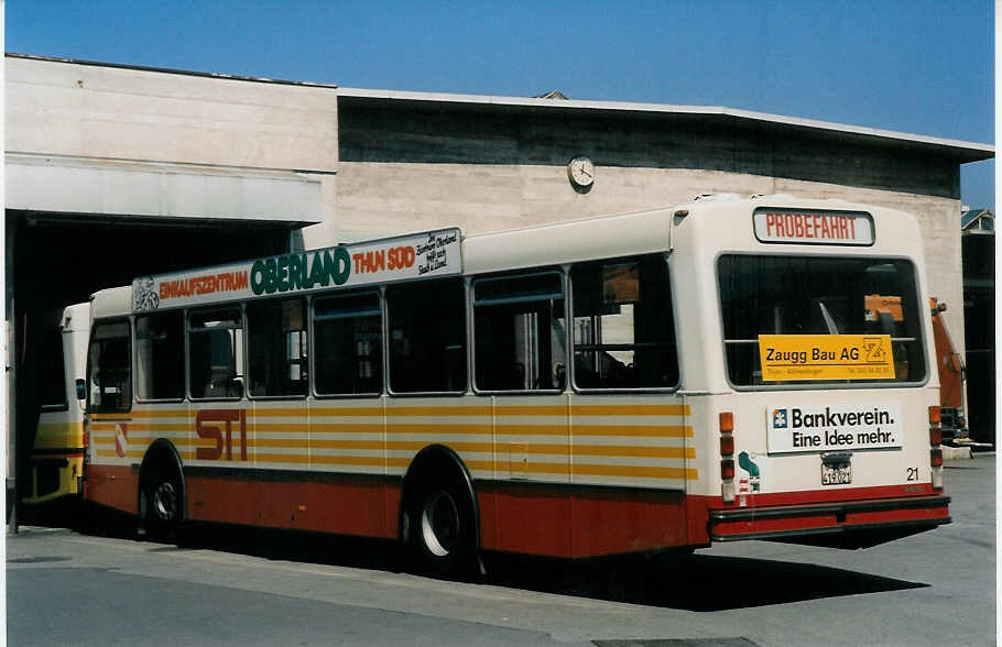 (025'106) - STI Thun - Nr. 21/BE 419'021 - Volvo/R&J (ex SAT Thun Nr. 21) am 6. August 1998 in Thun, Garage