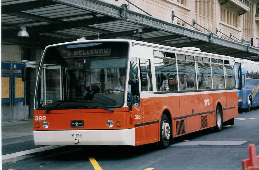 (025'626) - TL Lausanne - Nr. 389/VD 1582 - Van Hool am 22. August 1998 beim Bahnhof Lausanne