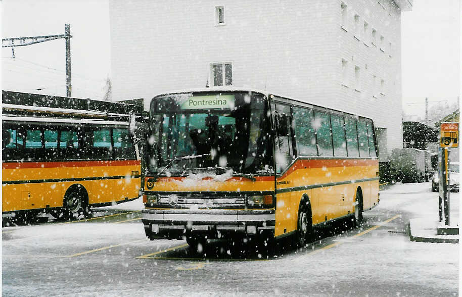 (026'905) - PTT-Regie - P 25'055 - Setra am 7. Oktober 1998 beim Bahnhof St. Moritz