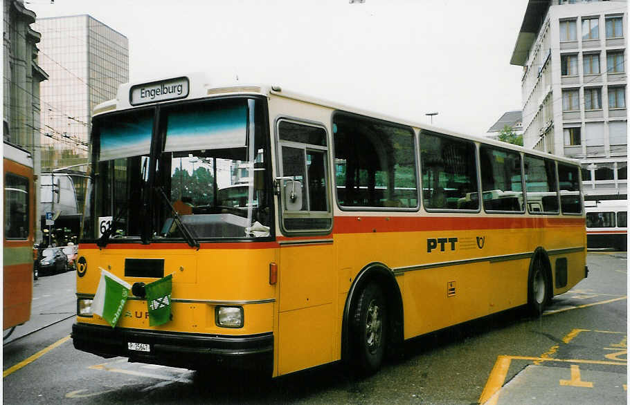 (026'915) - PTT-Regie - P 25'647 - Saurer/R&J am 8. Oktober 1998 beim Bahnhof St. Gallen