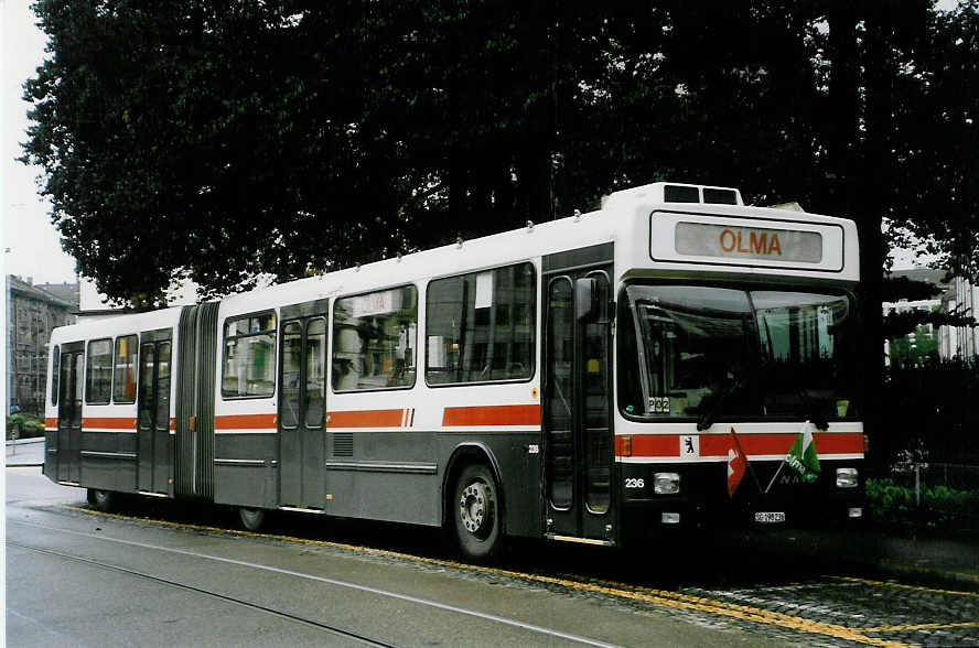 (026'923) - VBSG St. Gallen - Nr. 236/SG 198'236 - NAW/Hess am 8. Oktober 1998 beim Bahnhof St. Gallen