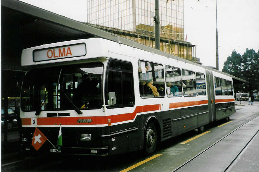 (026'933) - VBSG St. Gallen - Nr. 252/SG 198'252 - NAW/Hess am 8. Oktober 1998 beim Bahnhof St. Gallen