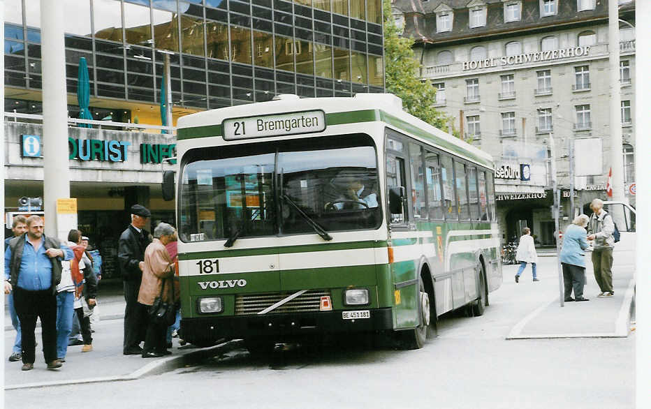 (027'233) - SVB Bern - Nr. 181/BE 451'181 - Volvo/Gangloff am 10. Oktober 1998 beim Bahnhof Bern