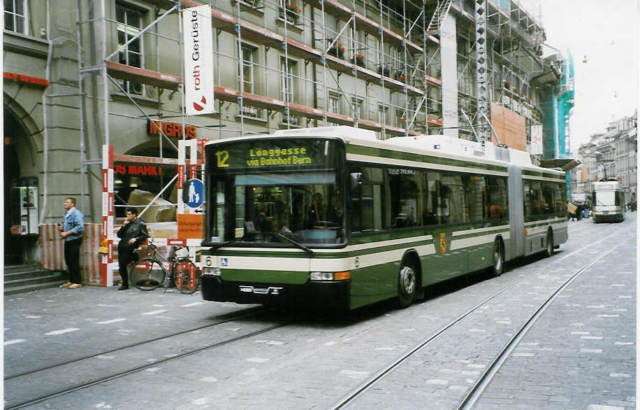 (027'303) - SVB Bern - Nr. 6 - NAW/Hess Gelenktrolleybus am 10. Oktober 1998 in Bern, Marktgasse