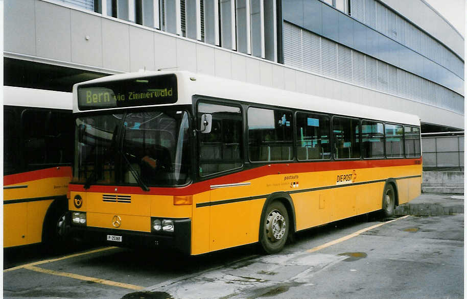 (027'314) - PTT-Regie - P 25'368 - Mercedes/R&J am 10. Oktober 1998 in Bern, Postautostation