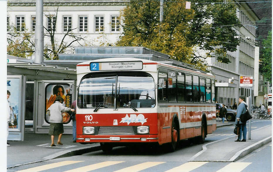 (027'327) - VB Biel - Nr. 110/BE 27'310 - Volvo/R&J am 12. Oktober 1998 beim Bahnhof Biel