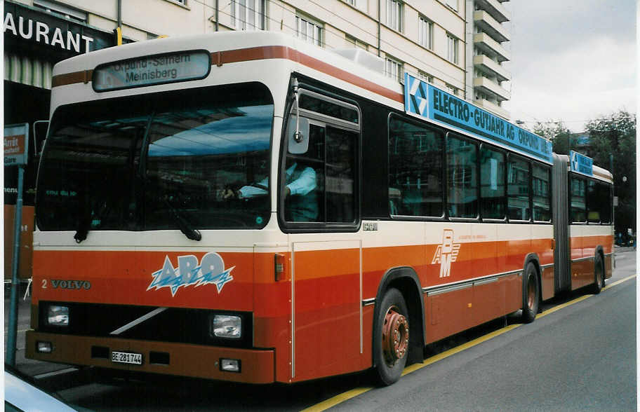 (027'416) - ABM Meinisberg - Nr. 2/BE 281'744 - Volvo/R&J am 12. Oktober 1998 beim Bahnhof Biel