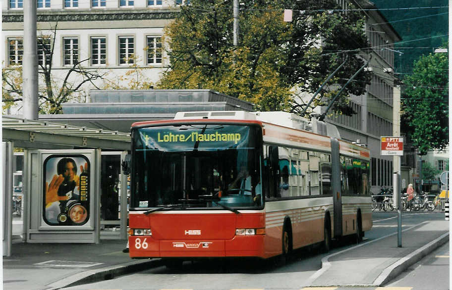 (027'424) - VB Biel - Nr. 86 - NAW/Hess Gelenktrolleybus am 12. Oktober 1998 beim Bahnhof Biel