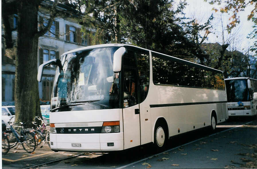 (027'820) - Amadeus, Visp - VS 196'299 - Setra am 11. November 1998 in Thun, Aarefeld