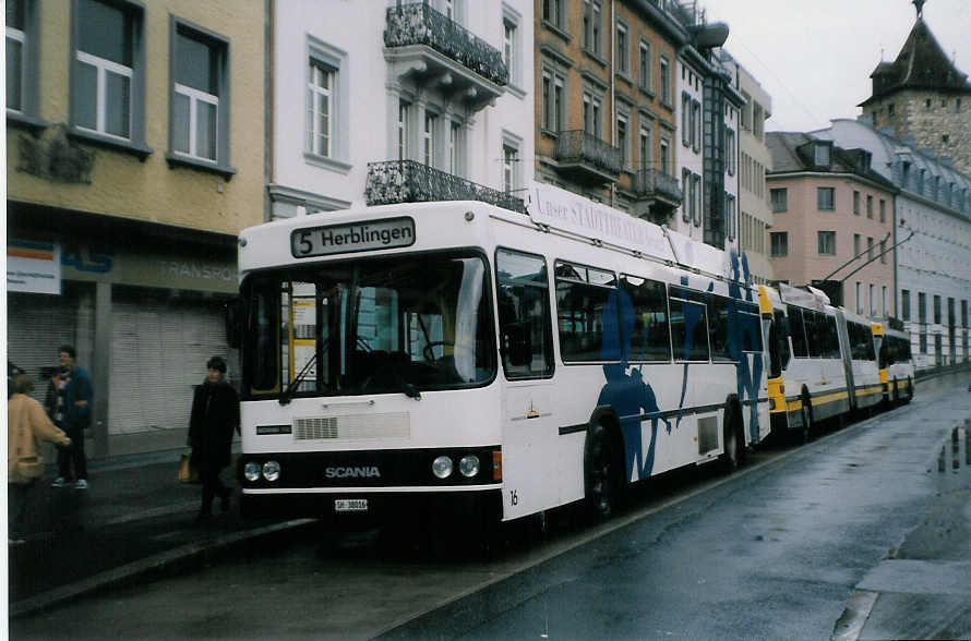 (027'901) - VBSH Schaffhausen - Nr. 16/SH 38'016 - Scania/FHS am 16. November 1998 beim Bahnhof Schaffhausen