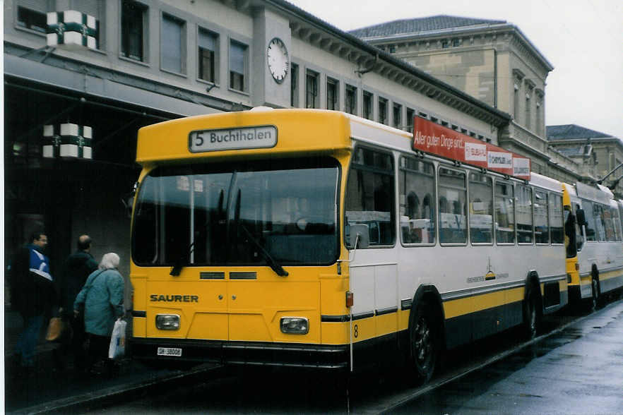 (027'903) - VBSH Schaffhausen - Nr. 8/SH 38'008 - Saurer/Hess am 16. November 1998 beim Bahnhof Schaffhausen