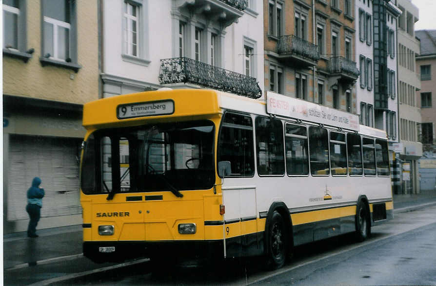 (027'911) - VBSH Schaffhausen - Nr. 9/SH 38'009 - Saurer/Hess am 16. November 1998 beim Bahnhof Schaffhausen