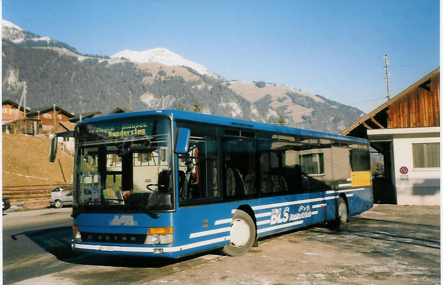 (028'501) - AFA Adelboden - Nr. 2/BE 25'802 - Setra am 30. Dezember 1998 beim Gterbahnhof Frutigen