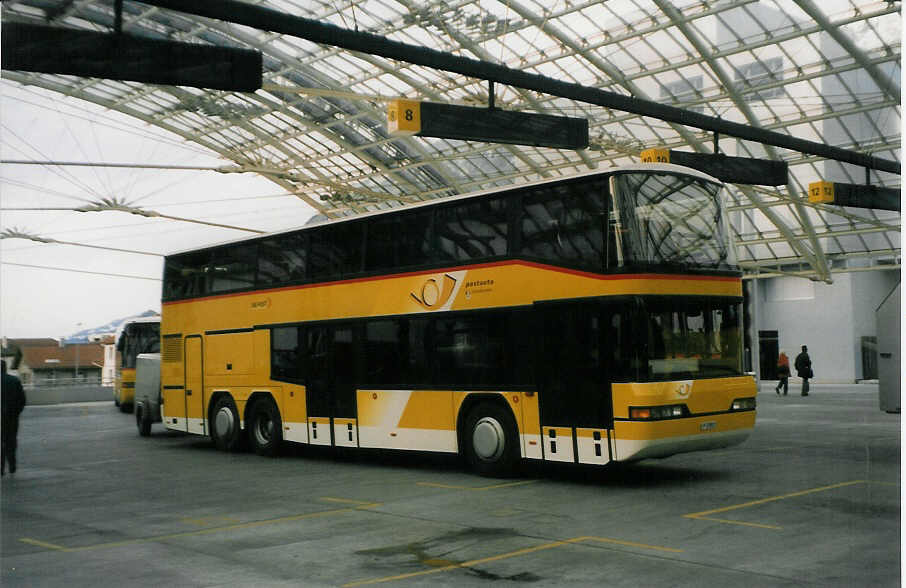 (028'624) - PTT-Regie - P 27'811 - Neoplan am 1. Januar 1999 in Chur, Postautostation