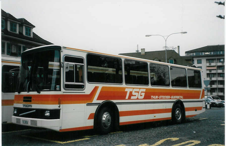 (028'834) - STI Thun - Nr. 4/BE 26'805 - Volvo/Lauber (ex TSG Blumenstein Nr. 5) am 11. Januar 1999 beim Bahnhof Thun