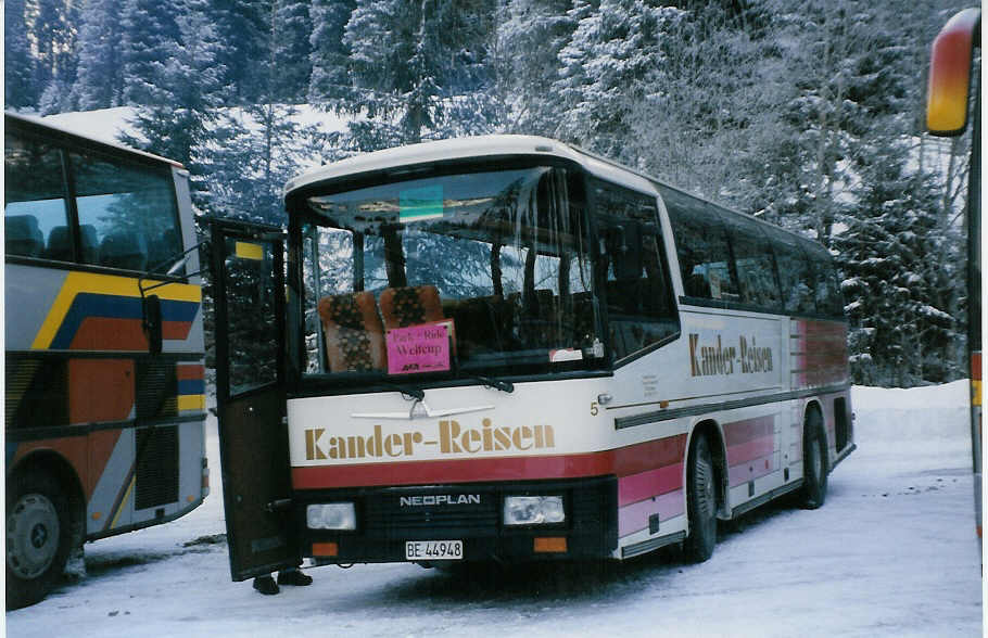 (029'019) - Kander-Reisen, Frutigen - Nr. 5/BE 44'948 - Neoplan am 12. Januar 1999 in Adelboden, Unter dem Birg