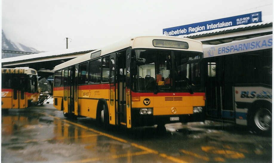 (029'418) - AAGI Interlaken - Nr. 37/BE 422'535 - Mercedes/R&J (ex P 25'301) am 21. Februar 1999 beim Bahnhof Interlaken West