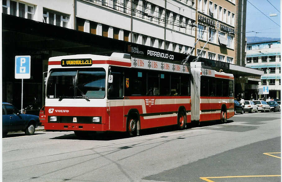 (030'024) - VB Biel - Nr. 67 - Volvo/R&J Gelenktrolleybus am 13. Mrz 1999 beim Bahnhof Biel