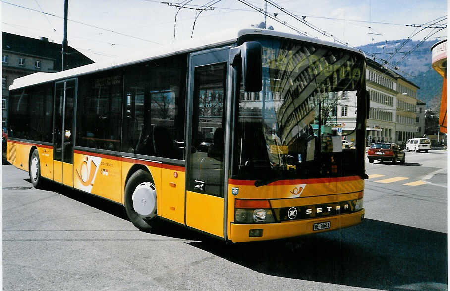 (030'026) - AVA Aarberg - Nr. 1/BE 26'611 - Setra am 13. Mrz 1999 beim Bahnhof Biel