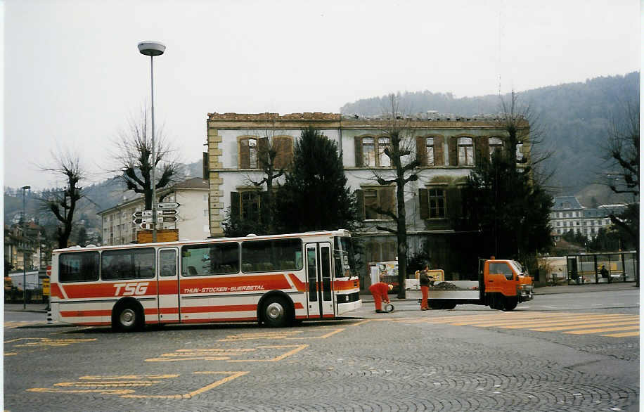 (030'302) - STI Thun - Nr. 1/BE 26'784 - Volvo/R&J (ex TSG Blumenstein Nr. 1) am 19. Mrz 1999 beim Bahnhof Thun