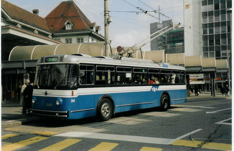 (030'607) - TF Fribourg - Nr. 34 - Saurer/Hess Trolleybus am 3. April 1999 beim Bahnhof Fribourg