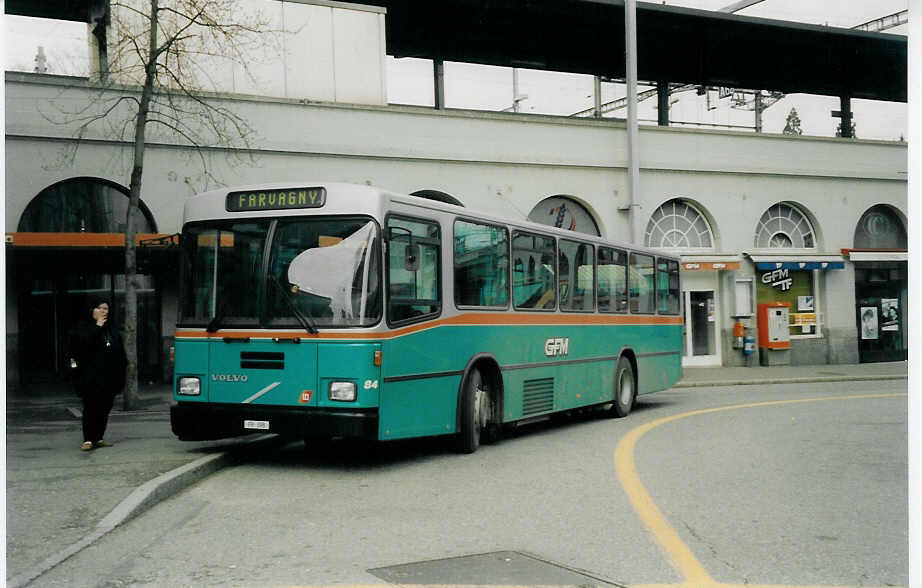 (030'619) - GFM Fribourg - Nr. 84/FR 398 - Volvo/Lauber am 3. April 1999 beim Bahnhof Fribourg