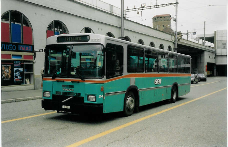 (030'628) - GFM Fribourg - Nr. 24/FR 363 - Volvo/R&J am 3. April 1999 beim Bahnhof Fribourg