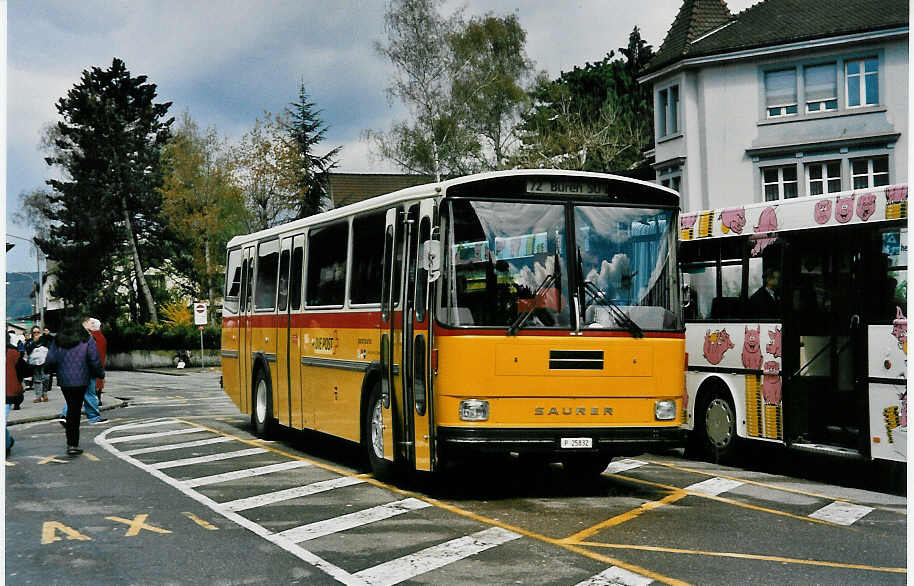 (031'014) - PTT-Regie - P 25'832 - Saurer/Tscher am 19. April 1999 beim Bahnhof Liestal