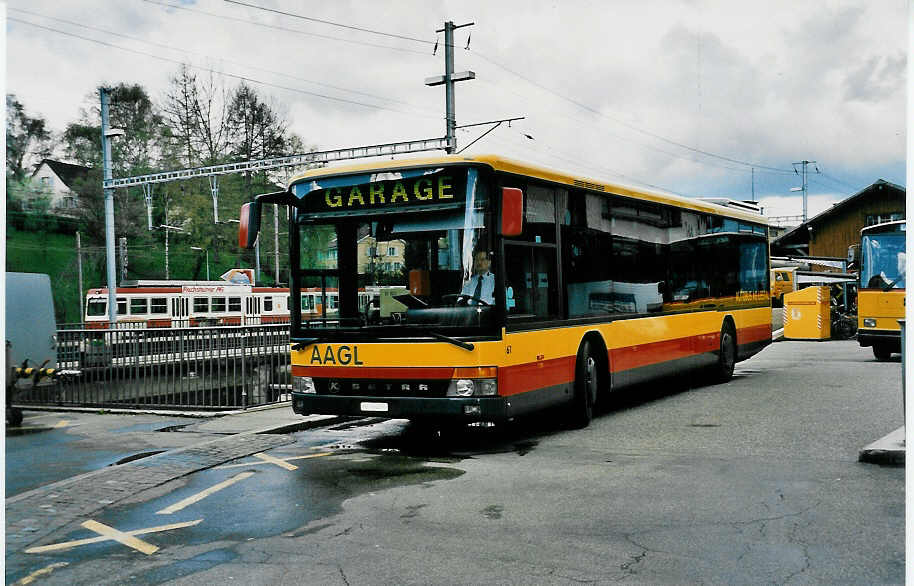 (031'028) - AAGL Liestal - Nr. 61/BL 6445 - Setra am 19. April 1999 beim Bahnhof Liestal