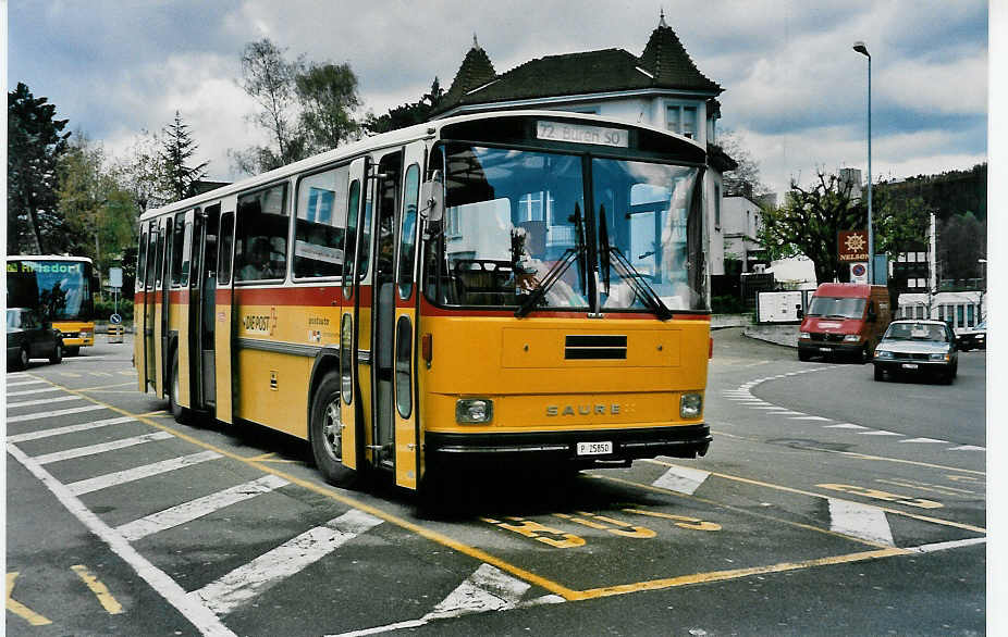 (031'030) - PTT-Regie - P 25'850 - Saurer/Hess am 19. April 1999 beim Bahnhof Liestal