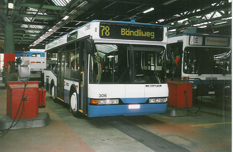 (032'611) - VBZ Zrich - Nr. 302/ZH 654'302 - Neoplan am 26. Juni 1999 in Zrich, Garage Hardau