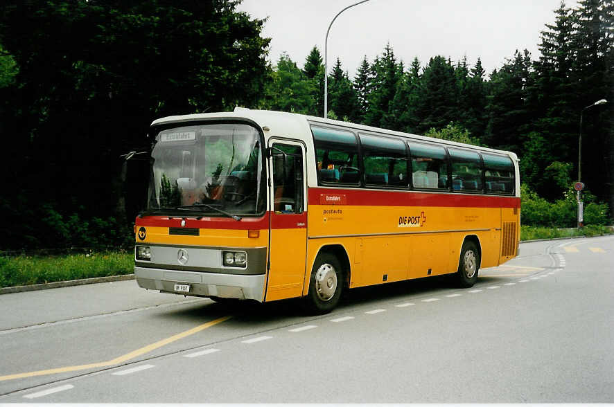 (032'918) - Mattli, Wassen - UR 9107 - Mercedes am 27. Juni 1999 beim Bahnhof Andermatt